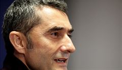 Ernesto Valverde s úsm�vem na tvá�i b�hem tiskové konference p�ed utkáním v...