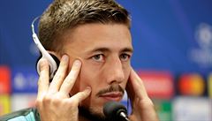 Na otázky noviná�� odpovídal i stoper katalánského celku Lenglet.