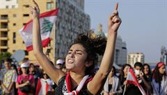 Demonstranti k�i�í protivládní slogany.