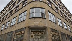 Na míst dneního paláce stál tém sto let klasicistní Walisv palác.