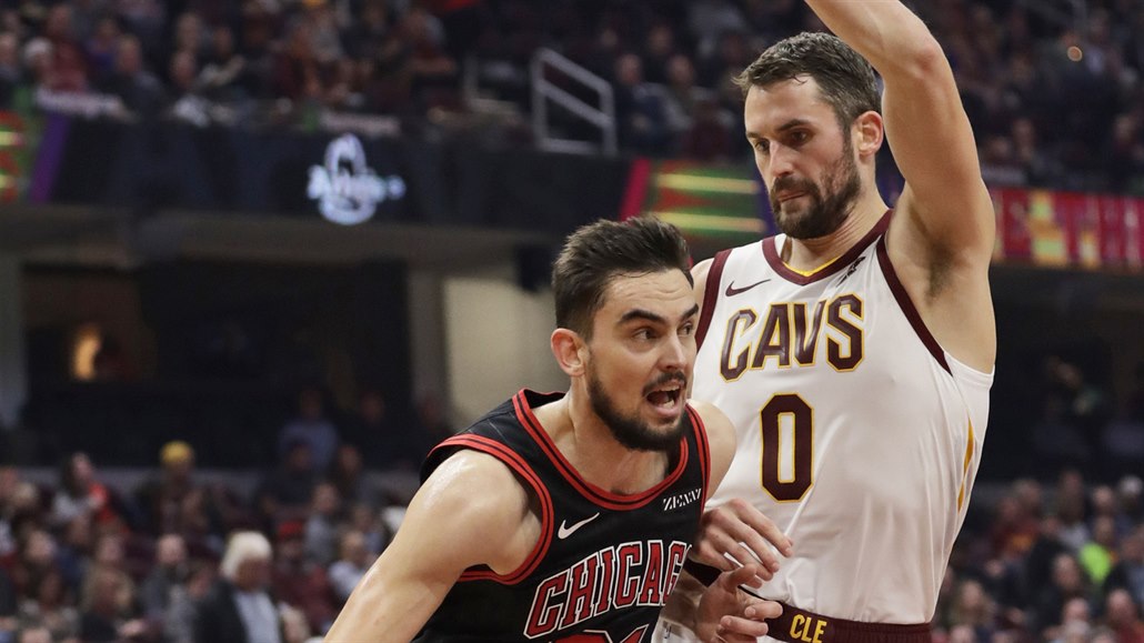 Basketbalista Chicaga Tomáš Satoranský se snaží obejít protihráče z Clevelandu.