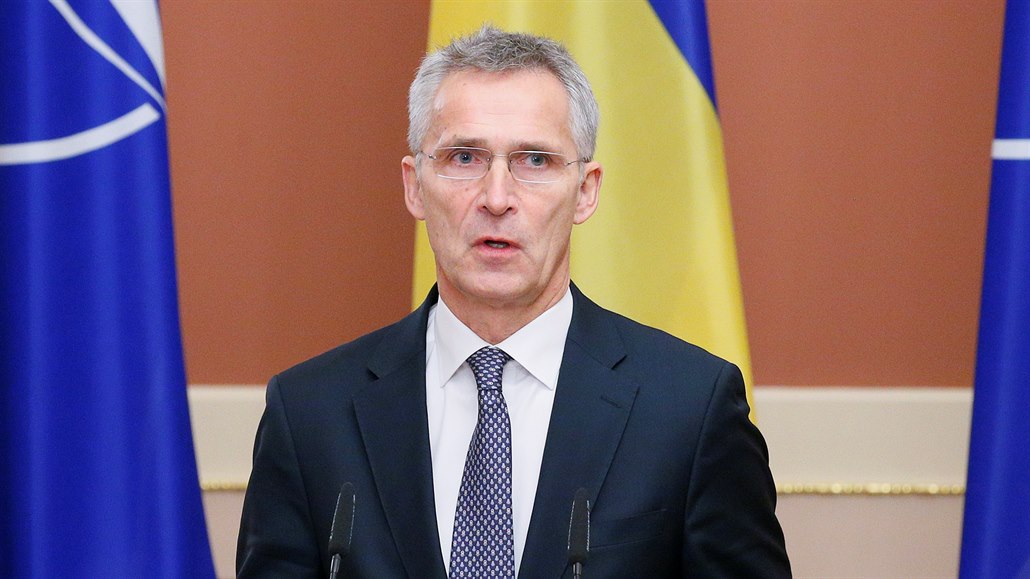 Generální tajemník NATO Jens Stoltenberg na tiskové konferenci.