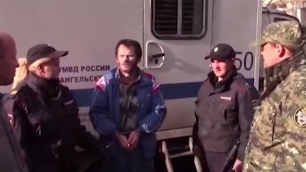 Kanibal na obrázku uprost�ed.