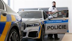 Policie převzala v Pardubicích od společnosti Stratos Auto na zkoušku pět...
