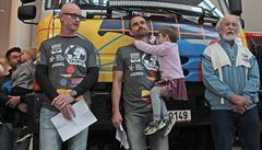 Hlavní organizáto�i a realisté Petr Hole�ek, Marek Havlí�ek (s �ernými...