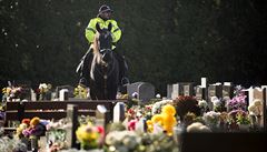 Strá�ník m�stské policie hlídající pardubický h�bitov.