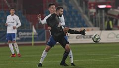 Robert Hrubý dotírá na slávistickou desítku Josefa Hubauera.