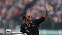 Lewis Hamilton slaví.