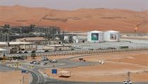 Pohled na ropnou rafinerii spolenosti Saudi Aramco