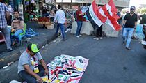 Obchodnk prodv irck vlajky bhem protivldnch protest v Bagddu.