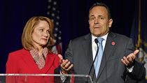 Dosavadn republiknsk guvernr Kentucky Matt Bevin s manelkou Glennou.