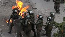 Zasahující policisté při pondělních nepokojích v Chile