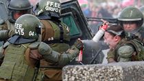 Zasahující policisté při protestech v Chile