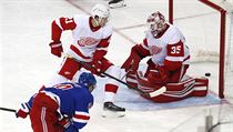 Centrov hr Greg McKegg (14) z tmu New York Rangers vstelil gl branki...