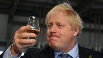 Britsk premir Boris Johnson ochutnv whisky pi nvtv palrny nedaleko...