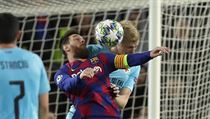 Lionel Messi v hlavičkovém souboji s Michalem Frydrychem.