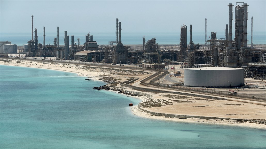 Pohled na ropnou rafinerii společnosti Saudi Aramco.