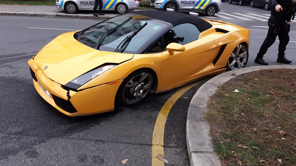 Lamborghini, kterým opilý idi v nedli zpsobil nkolik dopravních nehod.