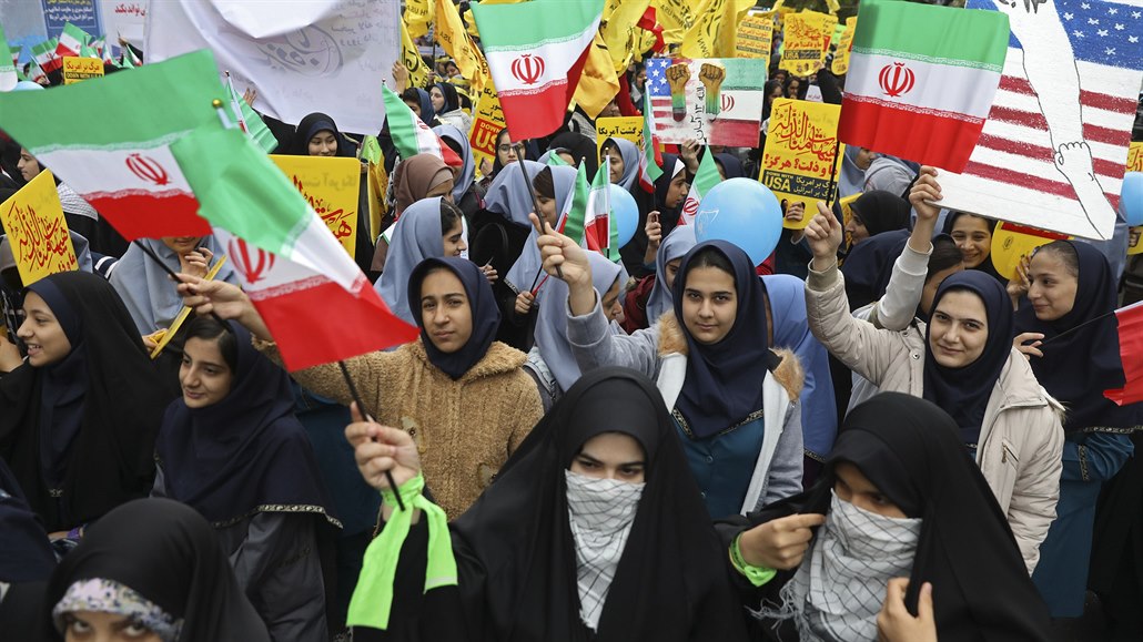 Tisíce Íránců se shromáždily v blízkosti bývalého amerického velvyslanectví v...