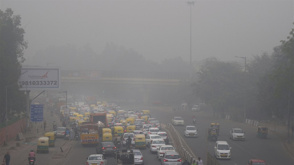 Hlavní msto Indie v souasné dob halí oblak smogu, který sniuje viditelnost...