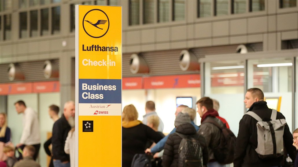 V Hamburku se tvoí fronty lidí. Stávka zamstnanc spolenosti Lufthansa...