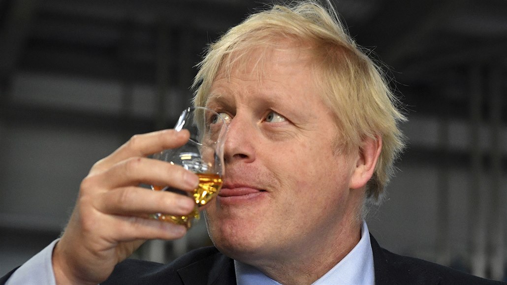 Britský premiér Boris Johnson ochutnává skotskou whisky pi návtv palírny v...