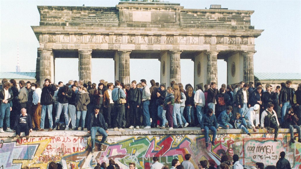 Fotografie z listopadu 1989, na které východní a západní Nmci stojí na...