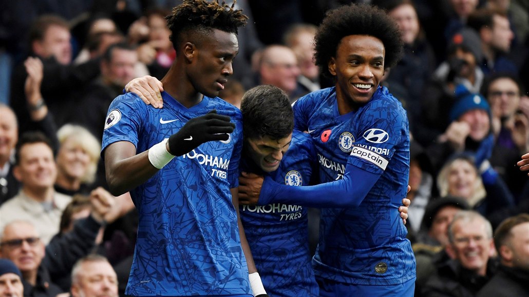 Fotbalisté Chelsea se radují z vítzného gólu Tammyho Abrahama.