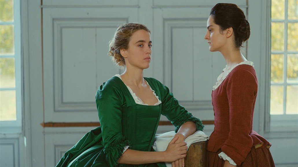 Adéle Haenelová (vlevo) ve filmu Portrét dívky v plamenech (2019). Reie:...