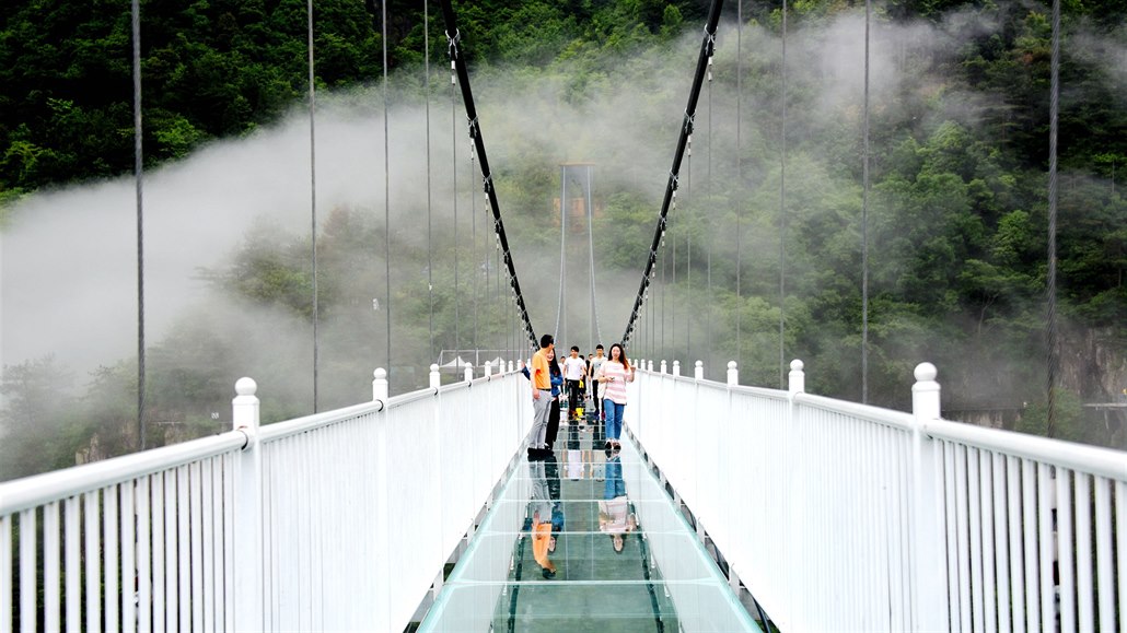 Jeden ze skleněných mostů v Číně.