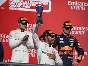 Lewis Hamilton slaví estý tiul