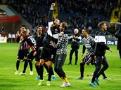 Fotbalisté Frankfurtu slaví výhru nad Bayernem