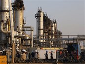 Následky po�áru po zá�ijovém útoku na rafinerii Saudi Aramco.