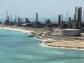Pohled na ropnou rafinerii spolenosti Saudi Aramco.