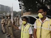 Policisté a dobrovolníci v Dillí kontrolují, e v ulicích jezdí jen auta se...
