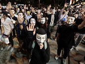 Protestující se maskou Guye Fawkese pipomnli msíní výroí zákazu zakrývání...