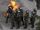 Zasahující policisté pi pondlních nepokojích v Chile
