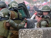 Zasahující policisté pi protestech v Chile
