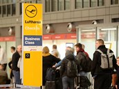 V Hamburku se tvo fronty lid. Stvka zamstnanc spolenosti Lufthansa...