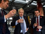 Britský premiér Boris Johnson (uprosted) v destilérii whisky ve Skotsku.