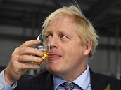 Britský premiér Boris Johnson ochutnává skotskou whisky pi návtv palírny v...