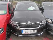 Kamion vjel pi do areálu autosalonu a narazil postupn do 27 zaparkovaných...