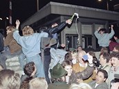Nmci slaví pád Berlínské zdi.