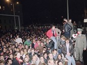 Fotografie z listopadu 1989, kde je vidt dav lidí shromádný ped Berlínskou...