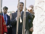 Fotografie z 12. záí 1990, na které americký prezident Reagan symbolicky bourá...
