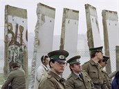 Nmetí stráníci, kteí dohlíeli na neproniknutelnost Berlínské zdi, stojí...