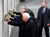 Prezidenti zemí V4 s nmeckým prezidentem u berlínské zdi.