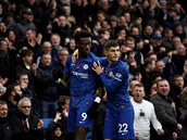 Fotbalisté Chelsea slaví gól do sít Crystal Palace