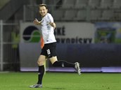 Libor Kozák ze Sparty se raduje z prvního gólu.