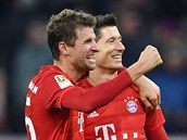Thomas Muller a Robert Lewandowski slaví gól v síti Dortmundu